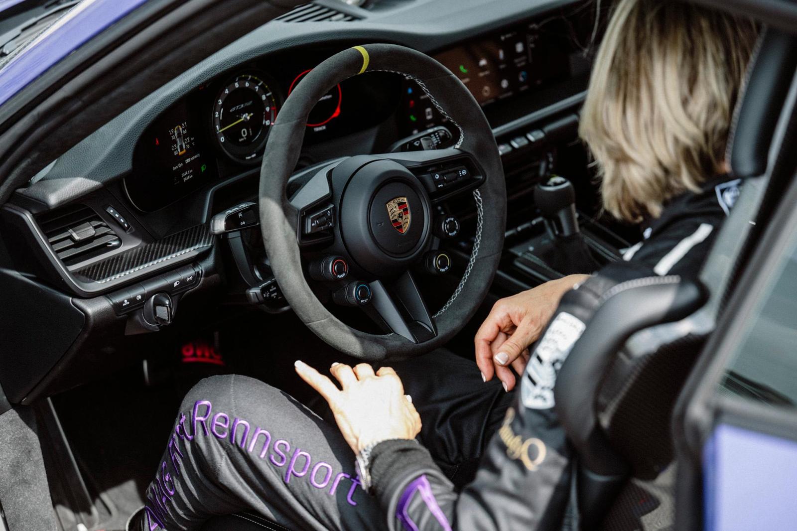 Stefanie im Cockpit des GT3 RS