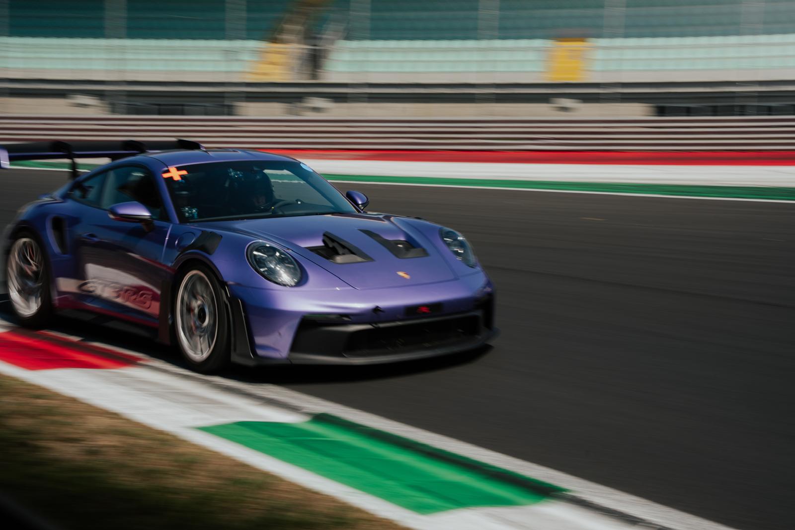 Porsche 911 GT3 RS in voller Fahrt auf der Rennstrecke