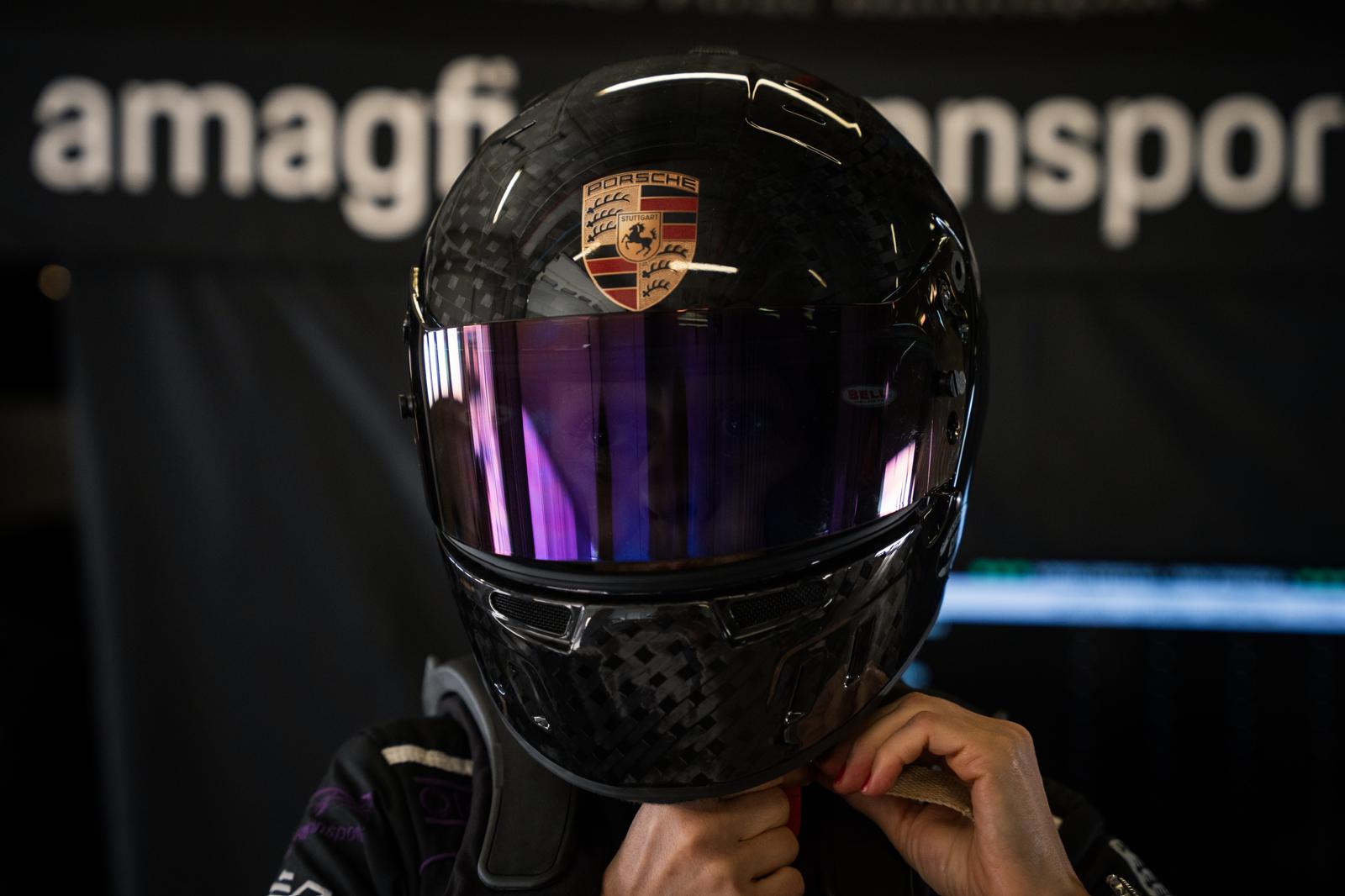 Carbon-Helm mit Porsche Wappen