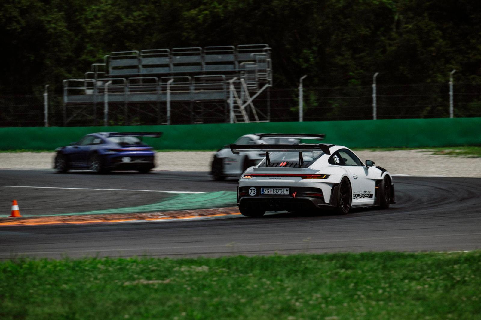 Porsche 911 GT3 RS in der Kurve auf der Rennstrecke